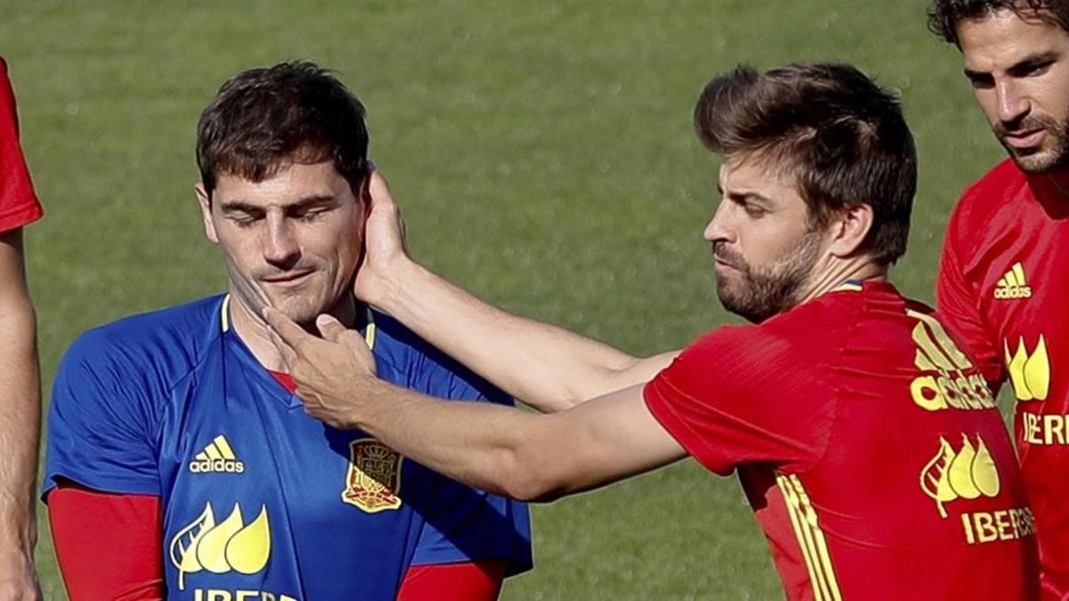 Casillas y Piqué durante el entrenamiento de la selección española en Saint Martín de Ré.