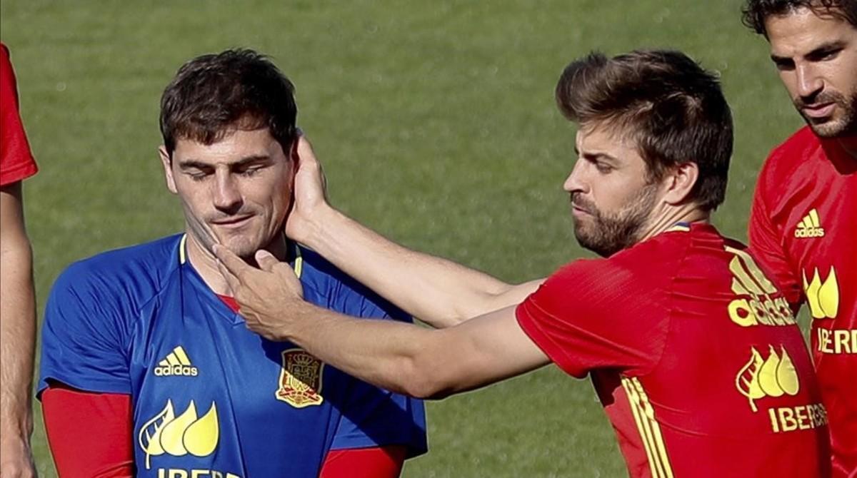 Casillas y Piqué durante el entrenamiento de la selección española en Saint Martín de Ré.