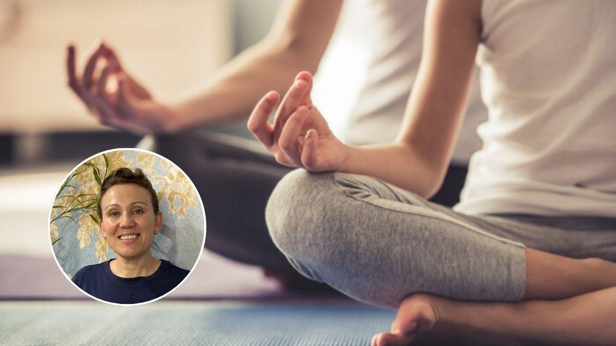 En el círculo Sofía López, profesora de yoga en Cáceres.