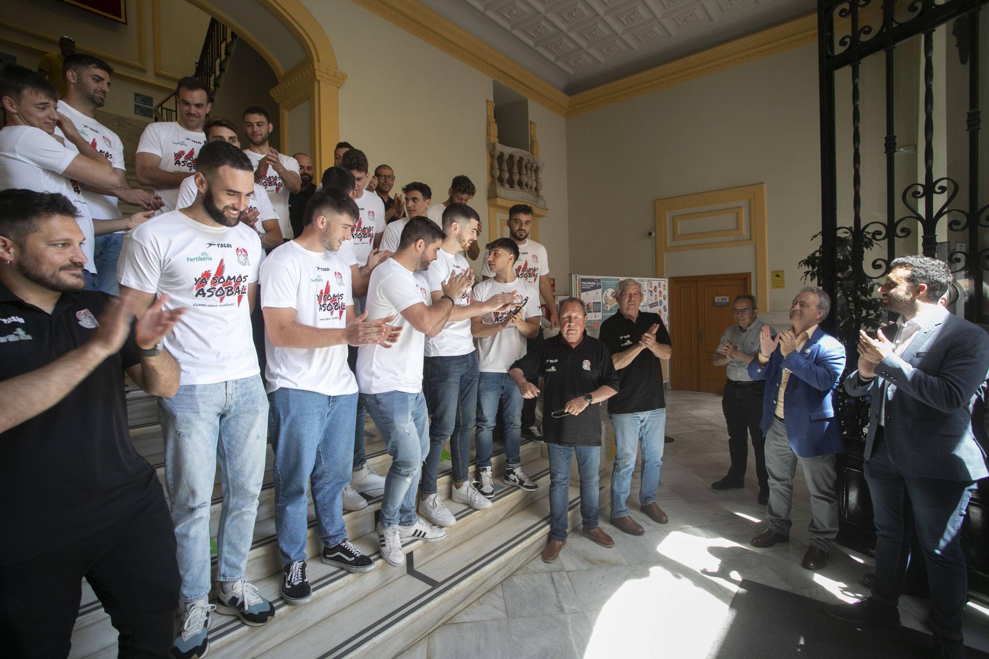 El Fertiberia celebra el ascenso a ASOBAL con las instituciones