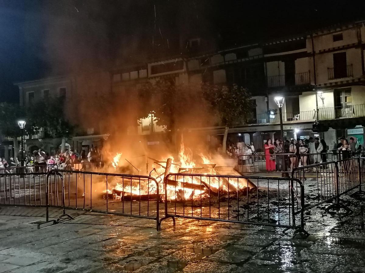 GALERÍA | Toro revive la noche de San Juan con música y fuego