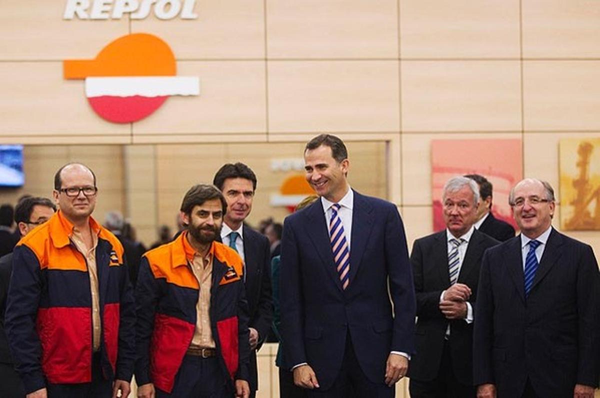 El príncep Felip xerra amb treballadors de Repsol a Cartagena (Múrcia) l’endemà de l’expropiació d’YPF per part del govern argentí.