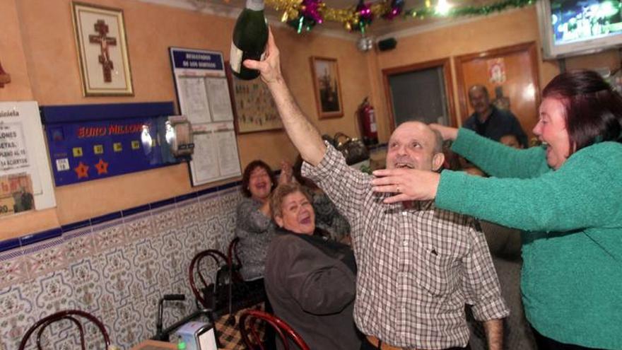 La Lotería de Navidad llena de alegría el bar Los Peques de Cartagena