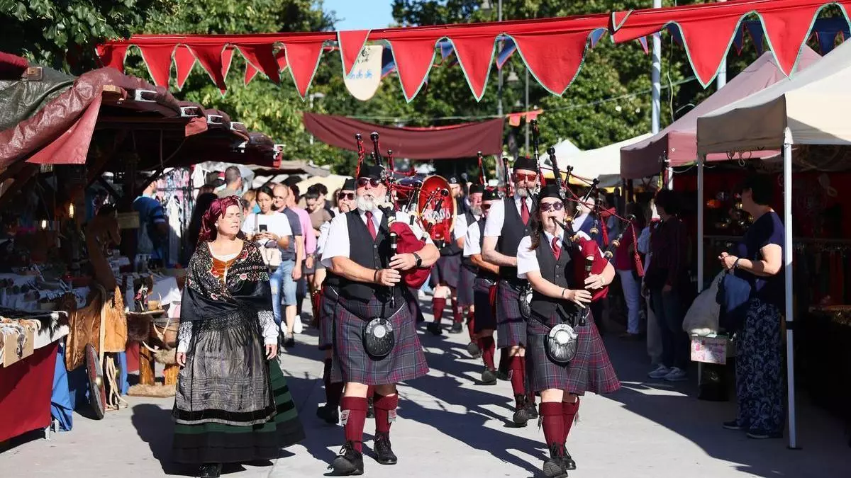 El Intercéltico marcha al son de las gaitas: el popular festival se despide con una multitudinaria ceremonia de las banderas
