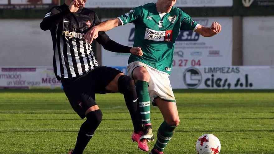 Borja Yebra, del Coruxo, disputa un balón con el delantero del conjunto ferrolano Joselu. // Marta G. Brea