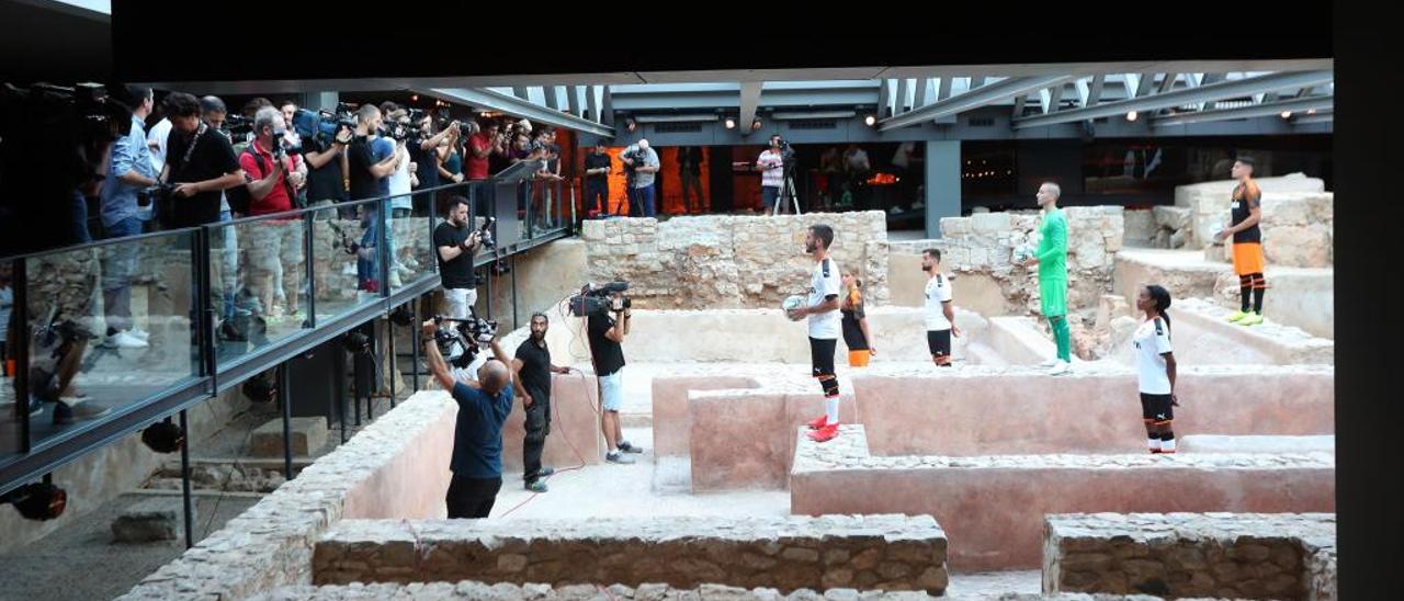 Polémica por la huella del Valencia CF en las ruinas de l&#039;Almoina