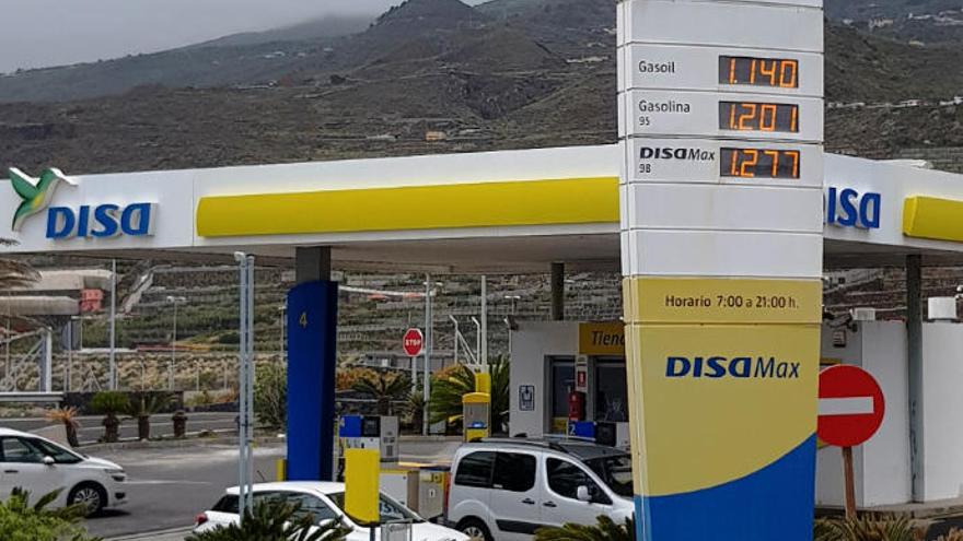 Los precios en la gasolinera del aeropuerto son los más elevados.