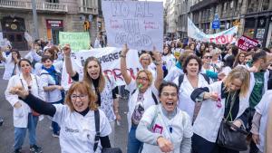 Enfermeras se manifiestan el primer día de huelga de Intersindical en Barcelona