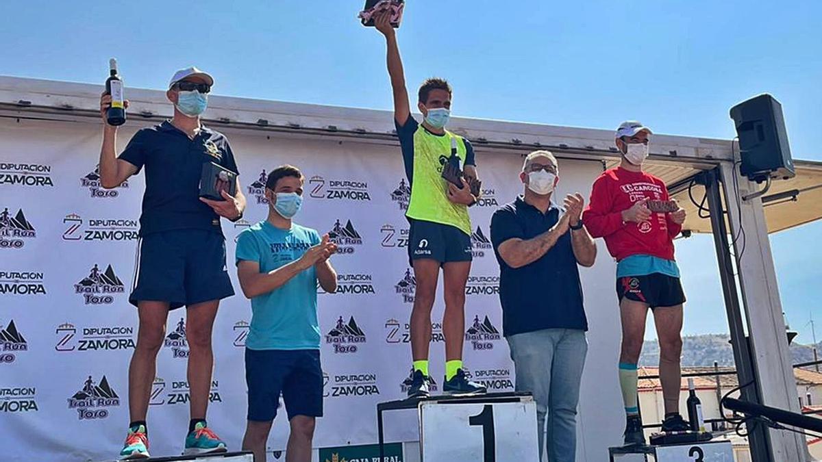 Imagen del podio masculino del cross Diputación de Zamora que se celebró el domingo en Villalazán.