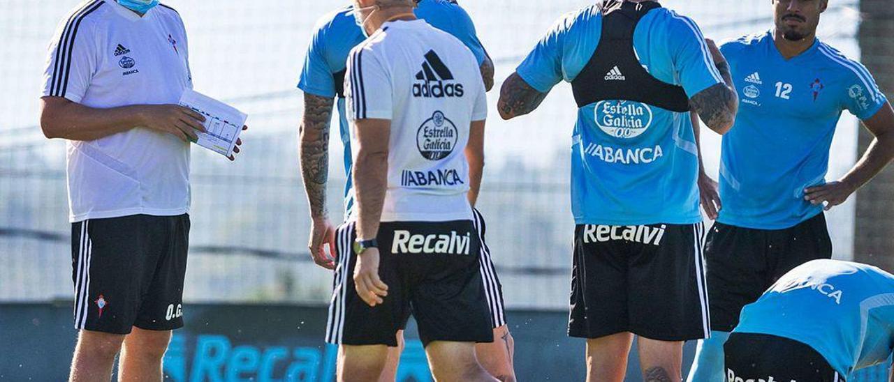 Óscar García, durante una pausa del entrenamiento matinal celebrado ayer por el Celta en A Madroa.