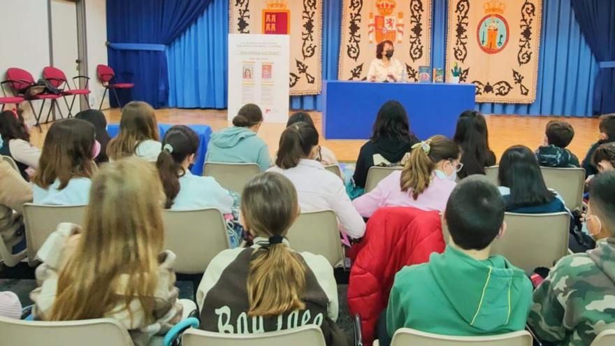 Los ‘Encuentros con autor’ reúnen a 300 alumnos en torno a Llanos Campos