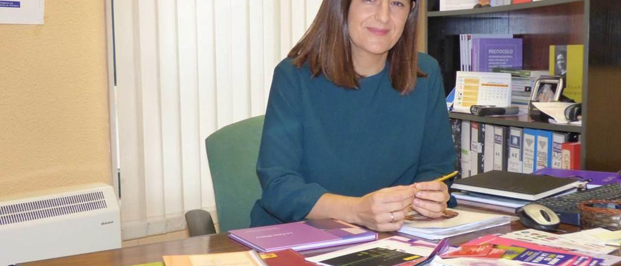 María José Fernández, en su despacho del Centro Asesor de la Mujer en Cangas del Narcea.