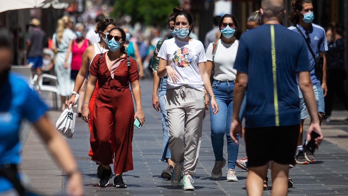 Varias personas pasean en Santa Cruz de Tenerife.