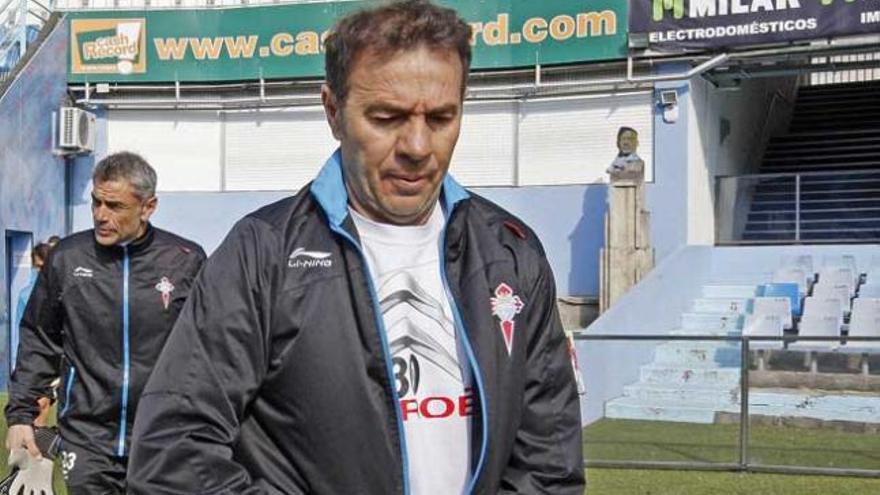 Abel Resino, con Patxi Villanueva, el entrenador del porteros, en un entrenamiento en Balaídos. // M.G. Brea