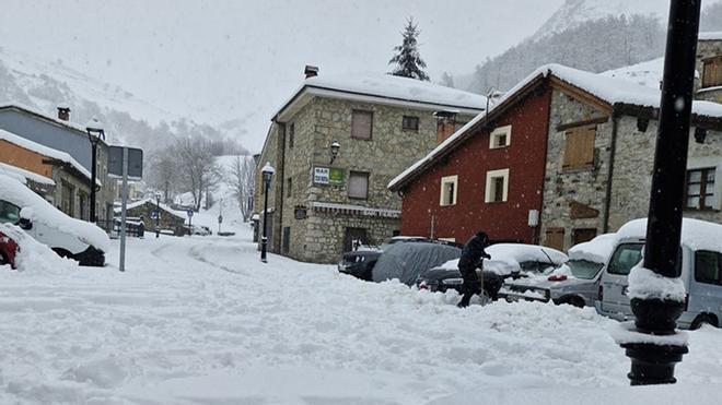 La nieve cubre de blanco varias localidades de montaña de Asturias
