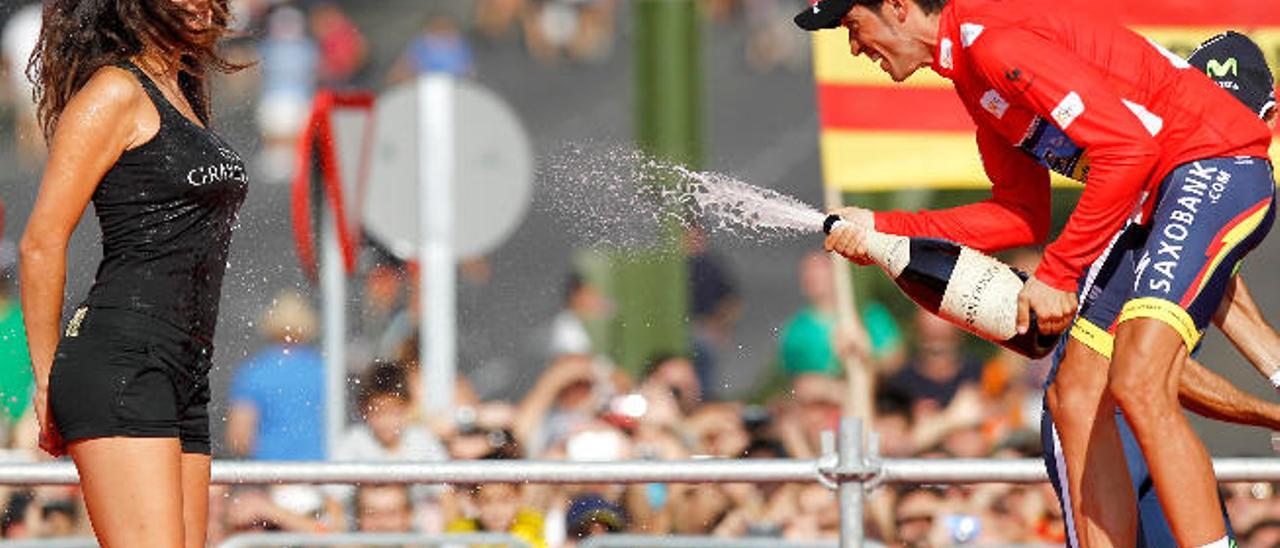 El ciclista de Pinto Alberto Contador celebra su victoria en la Vuelta Ciclista a España del año 2012 en Madrid.
