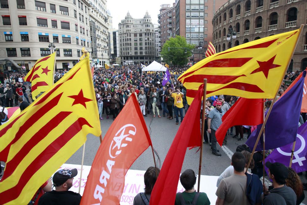 Manifestación en Valencia con motivo del 25 d'Abril