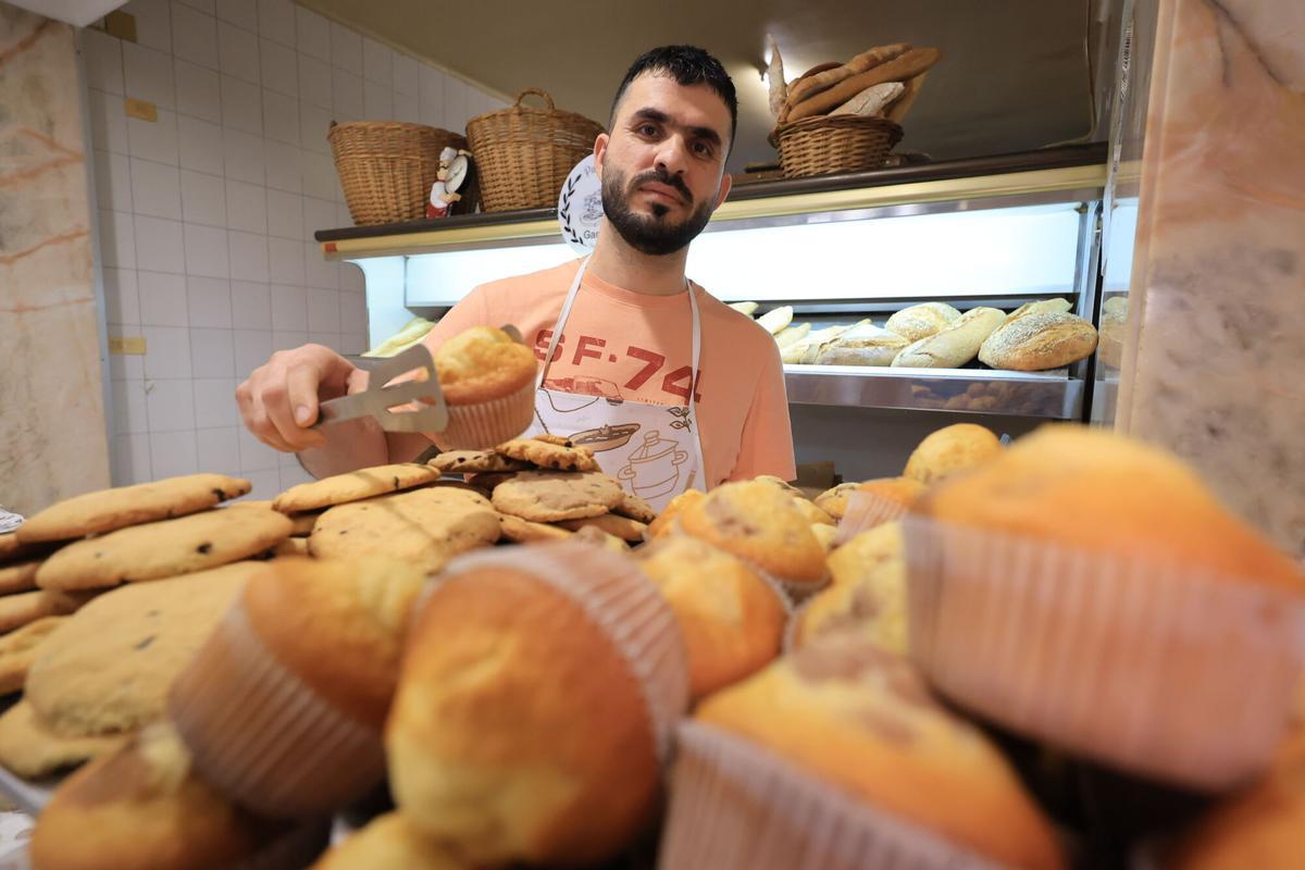 Mohammad y Nasrullah regentan el obrador del Forn de Garrofa