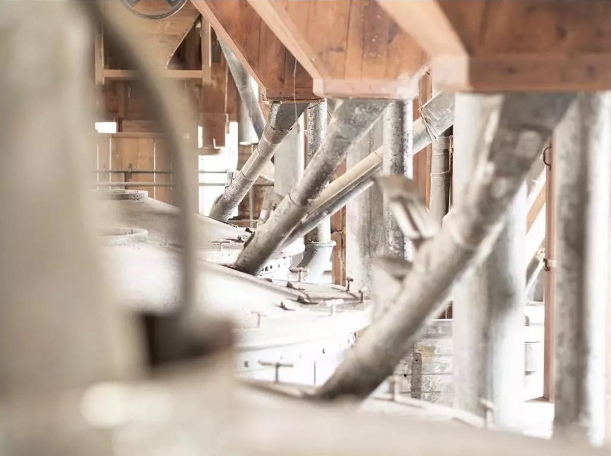 Vista de detalle de algunos elementos de la maquinaria antigua del molino suecano.