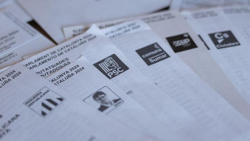 Paperetes de diferents partits per a les eleccions del 12-M. | EUROPA PRESS