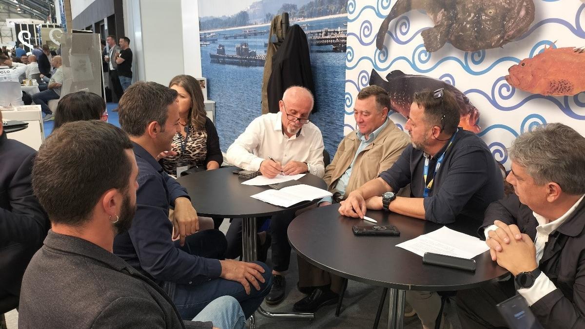 Una reunión mantenida en Conxemar entre representantes de la Federación de Cofradías de Pontevedra y la Asociación Gallega de Depuradores (Agade).