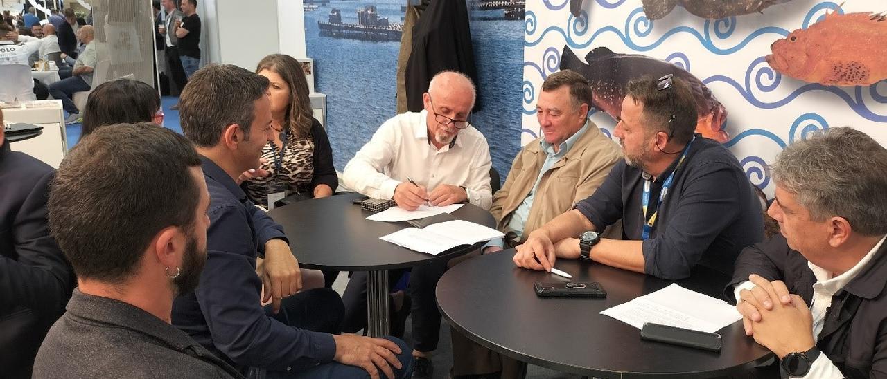 La reunión mantenida en Conxemar entre representantes de la Federación de Cofradías de Pontevedra y la Asociación Gallega de Depuradores (Agade).