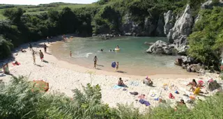 Un recorrido por Gulpiyuri, el tesoro que aflora como un oasis playero en el interior de Llanes