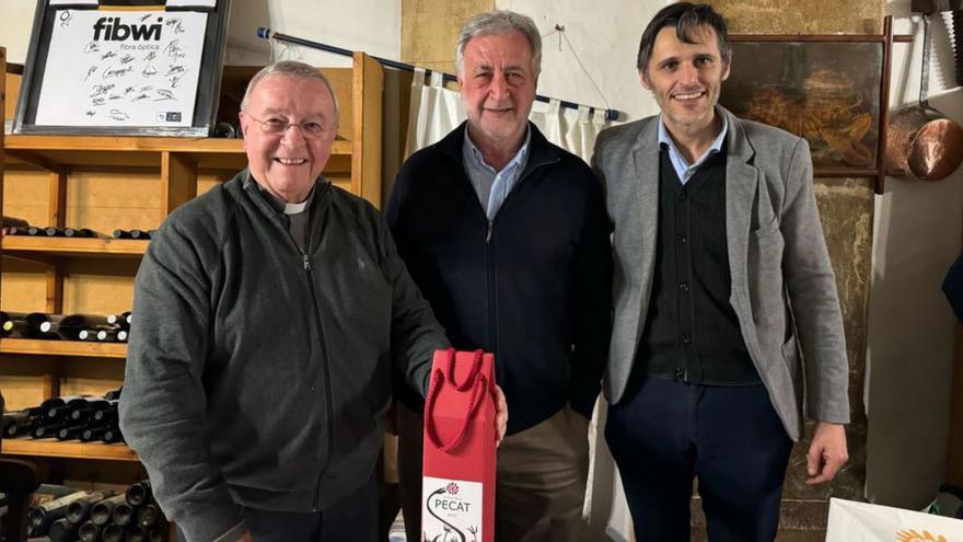 El obispo Taltavull recibió el vino Pecat en el celler Can Ripoll. | B. FONT