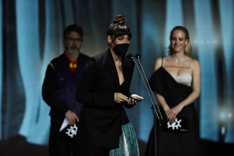 La actriz Belén Cuesta recibe en nombre de Javier Cámara el premio a "Mejor Interpretación Masculina de Cine" por su trabajo en "Sentimental" durante la entrega de los "Premios Forqué" que se celebra hoy Sábado en el Palacio Municipal de IFEMA de Madrid.