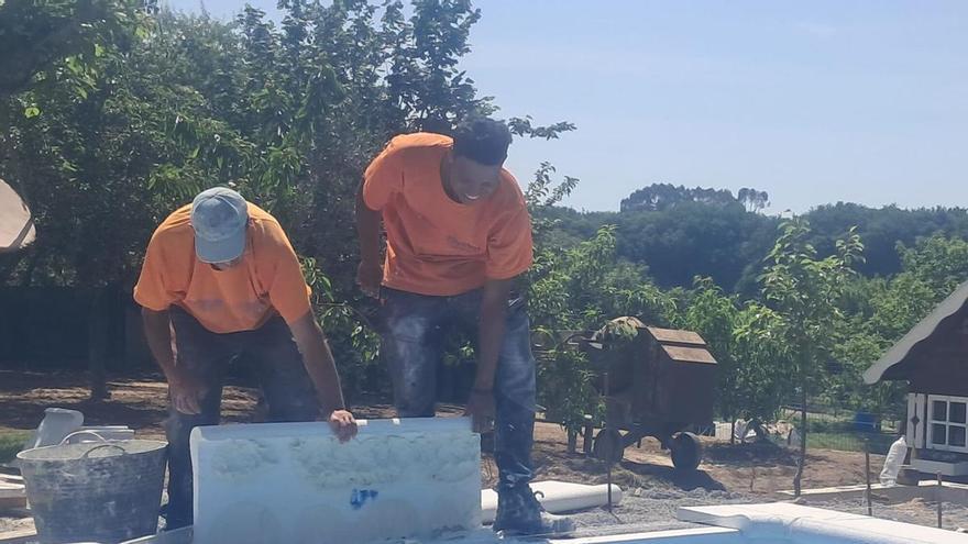 La construcción de piscinas particulares continúa al alza: en Deza y Tabeirós-Montes ya hay más de 600