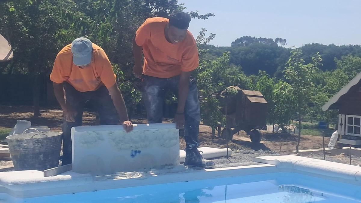 Contrucción de una piscina, en Melide, por la empresa Piscideza.