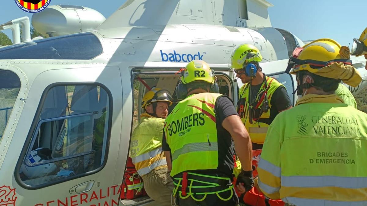 Rescatan a una mujer lisiada en el pie en el paraje Las Cuevas de Yátova.