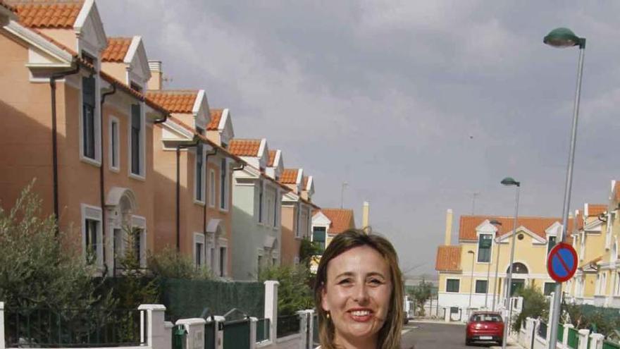 Ana Isabel Alonso pasea por la urbanización Siglo XXI.
