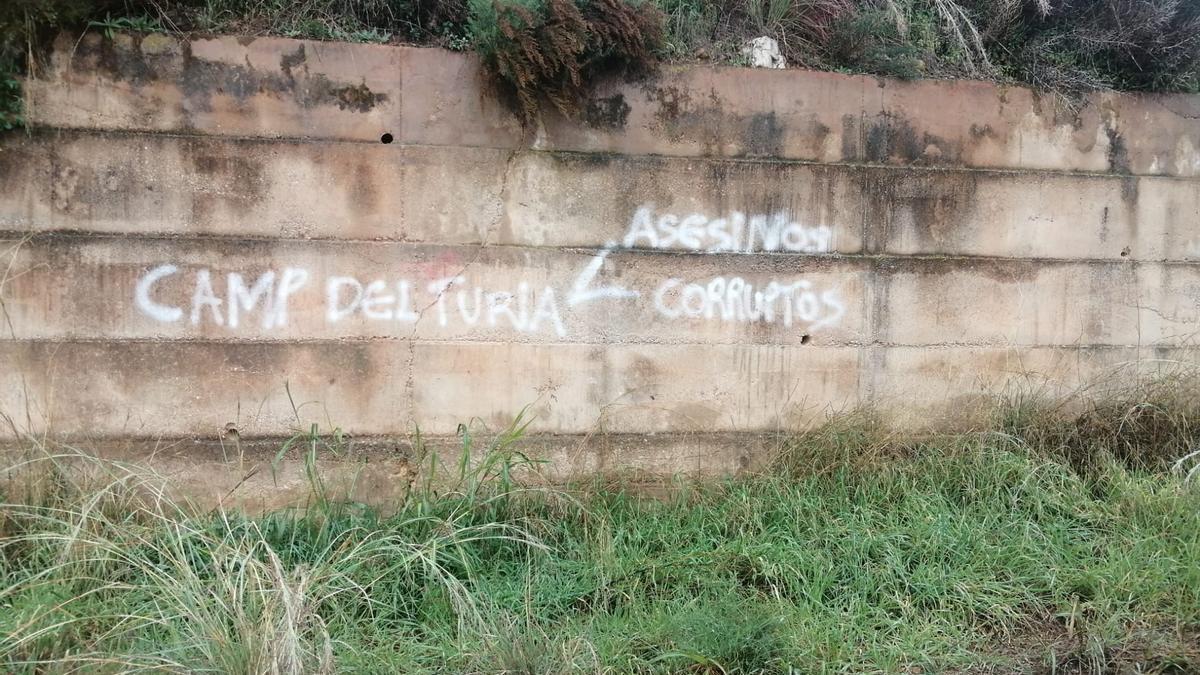 El Club de Cazadores “El Faisán” de Pedralba denuncia que un animalista lleva meses provocando destrozos, pintadas y daños a las infraestructuras, propiedad del club.