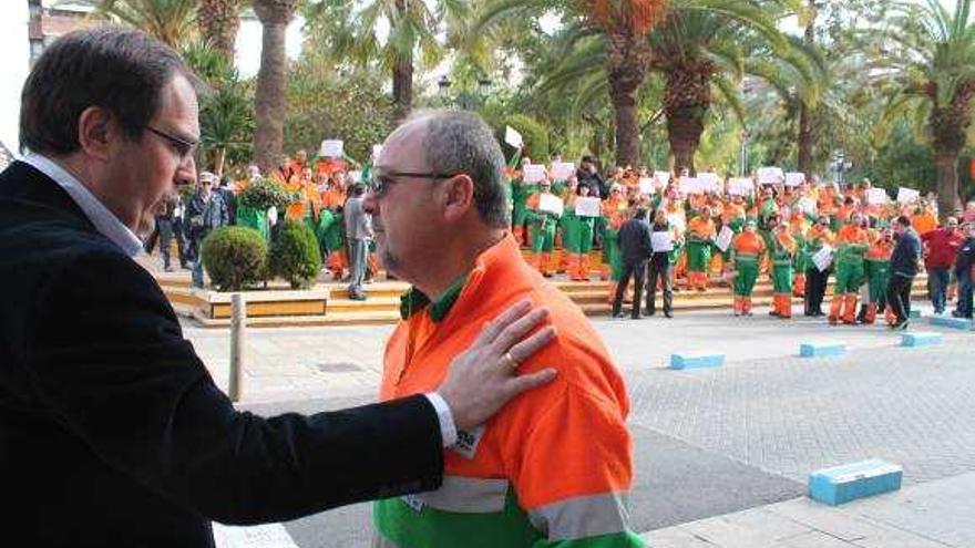 Albaladejo conversa con representantes de la plantilla de Acciona ayer en una nueva protesta.