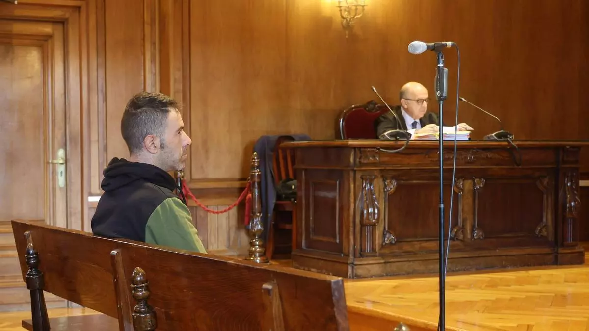 «Que se joda, que sufra y que no le den calmantes»: la respuesta que un guardia civil atribuye al acusado de intentar asesinar a su madre en Bueu