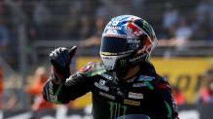 Zarco celebra la primera posició davant els aficionats francesos.