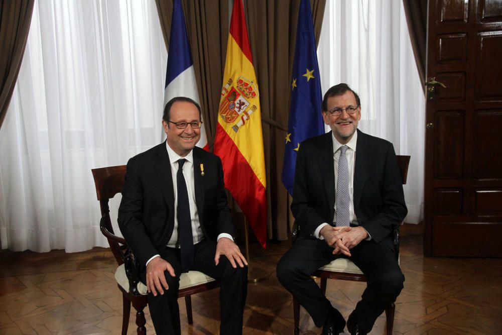 François Hollande y Mariano Rajoy son recibidos con honores junto al Ayuntamiento de Málaga. Antes del almuerzo, han visitado el Museo de Málaga.