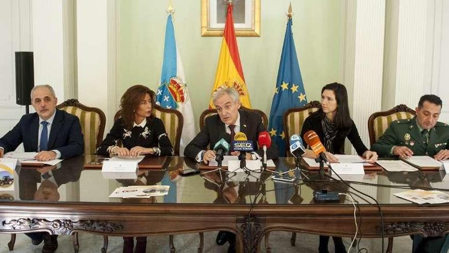 Roberto Castro (centro) y Díaz Mouteira ayer en la presentación de esta campaña. // Brais Lorenzo