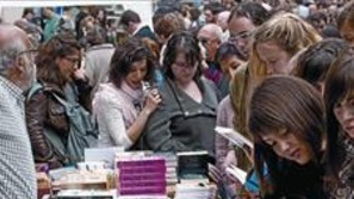 Paseo por los puestos de libros en la Rambla, el año pasado.