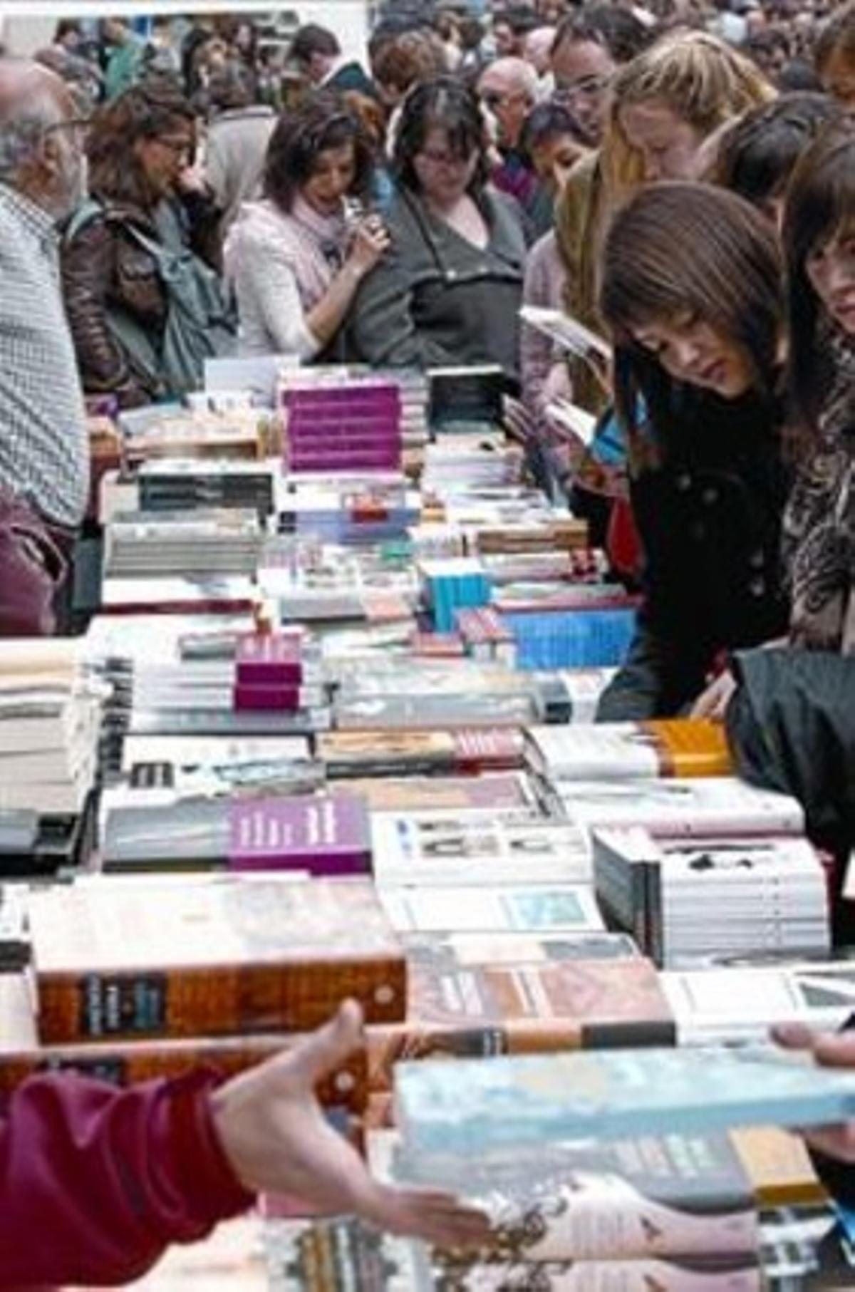 Passeig per les parades de llibres a la Rambla, l’any passat. Passeig per les parades de llibres a la Rambla, l’any passat.