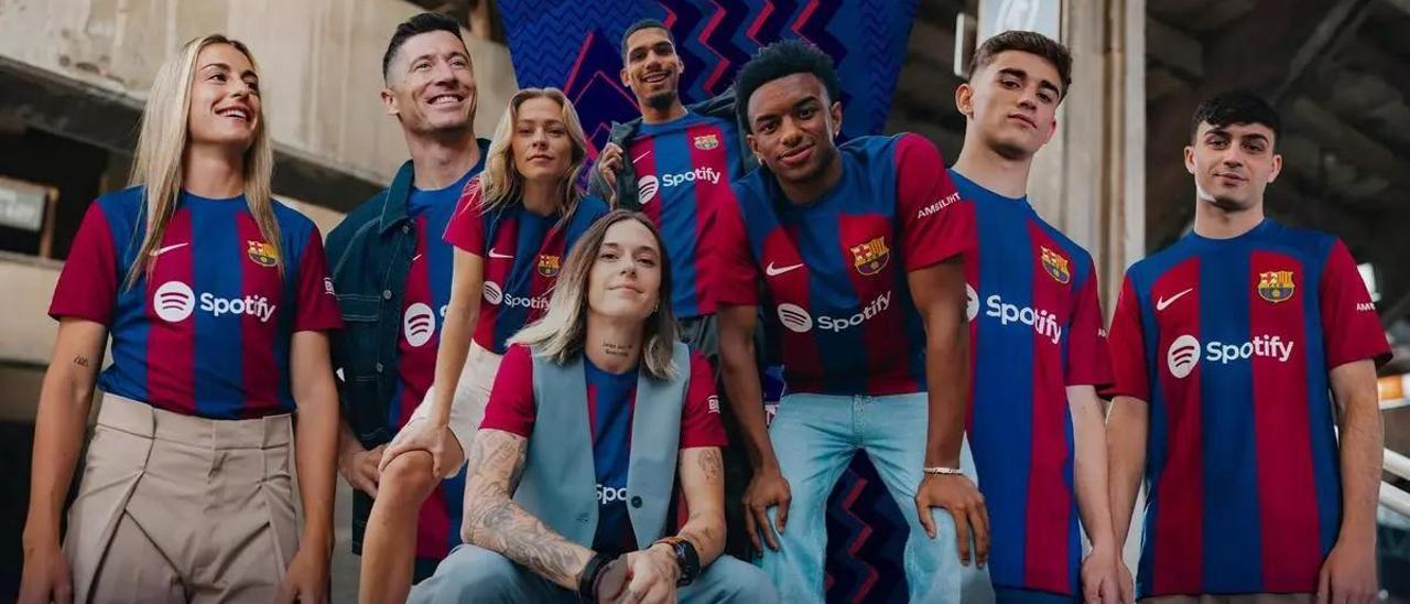 Jugadoras y jugadores del Barça con la camiseta Nike de esta temporada.