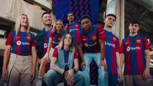 Jugadoras y jugadores del Barça con la camiseta Nike de esta temporada.