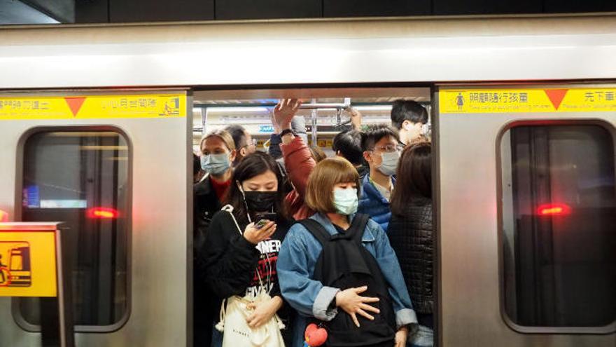 Ciudadanos de Taipei salen del metro con mascarillas por la alerta en China de la llamada neumonía de Wuhan.