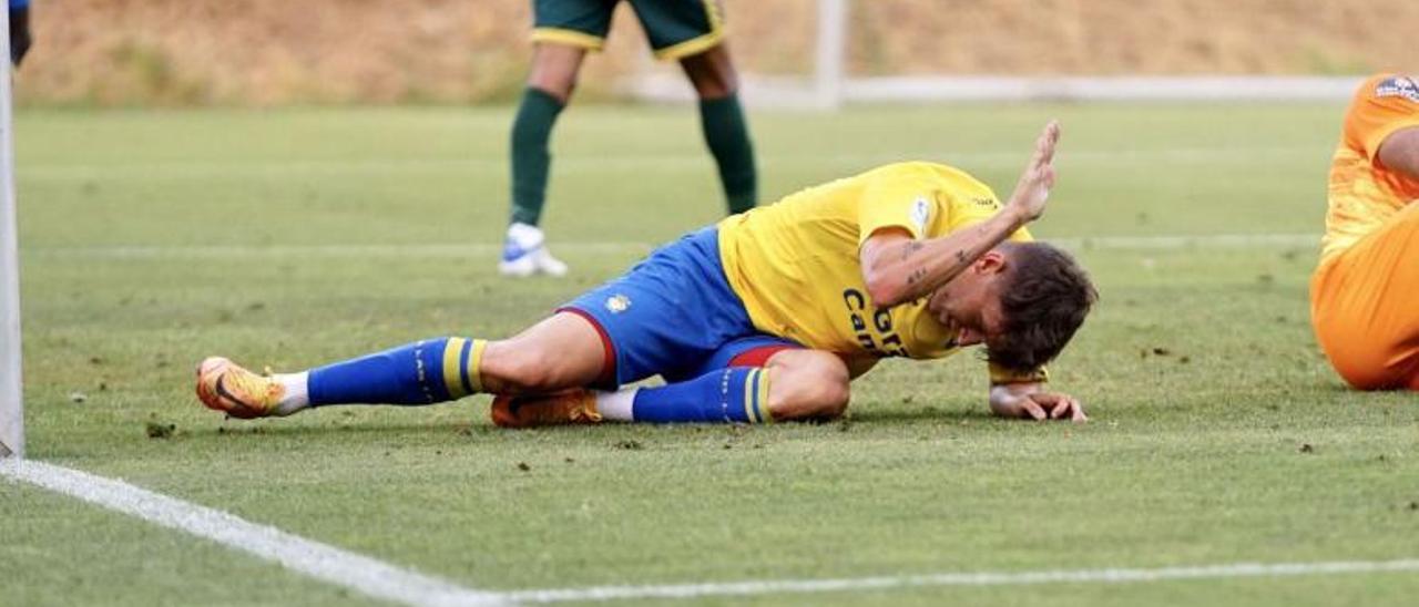 Marc Cardona, ayer, luce su frustración en el campo La Quinta Football Fields del Marbella Football Center, ante el Al-Nassr. | | LP