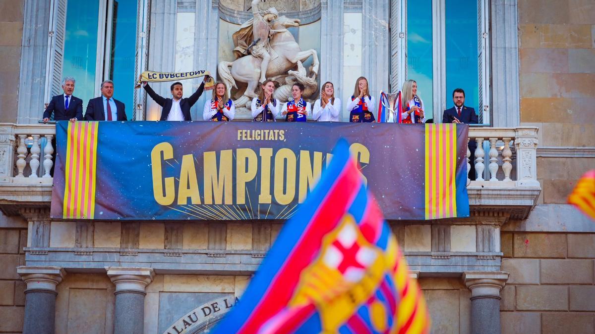 El Barça femenino celebra la ’Champions’ en la plaça de Sant Jaume con la afición