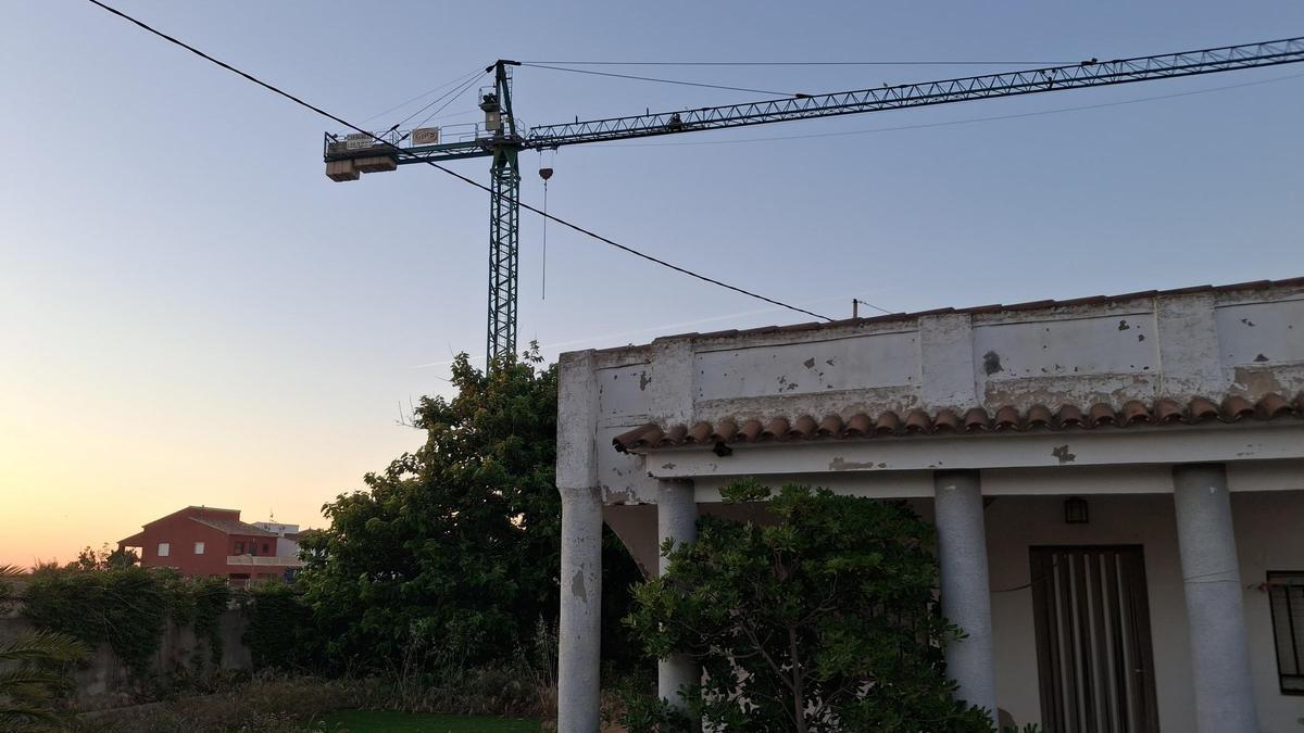 La grúa de la nueva promoción y una antigua casita de veraneo