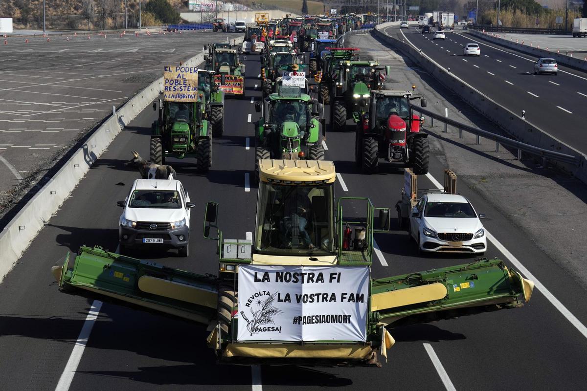 Decenas de tractores circulan por la AP-7 hacia Barcelona