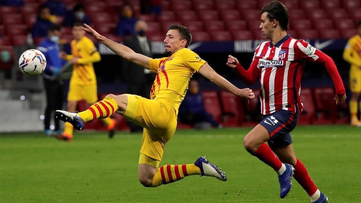 Lenglet intenta despejar el balón ante Joao Félix, la estrella del Atlético.