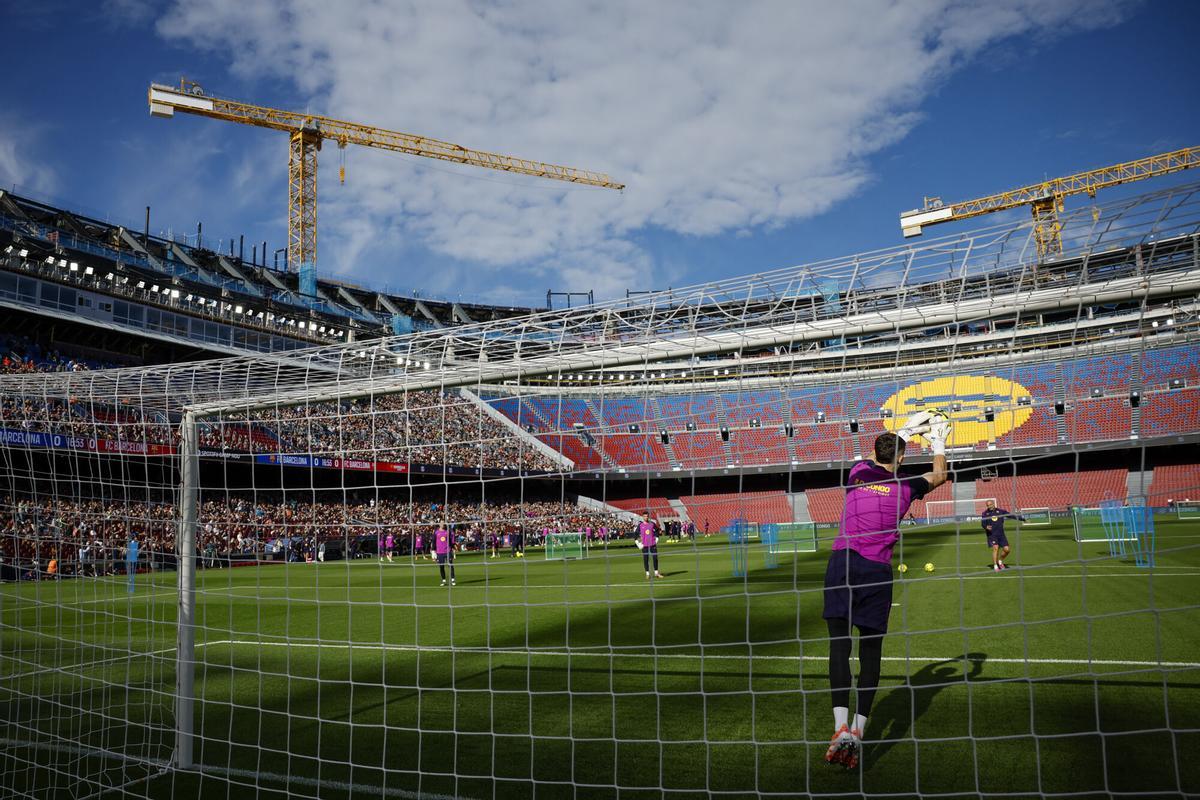 Així és el renovat Spotify Camp Nou, durant el primer entrenament de l'equip blaugrana Així és el renovat Spotify Camp Nou, durant el primer entrenament de l'equip blaugrana